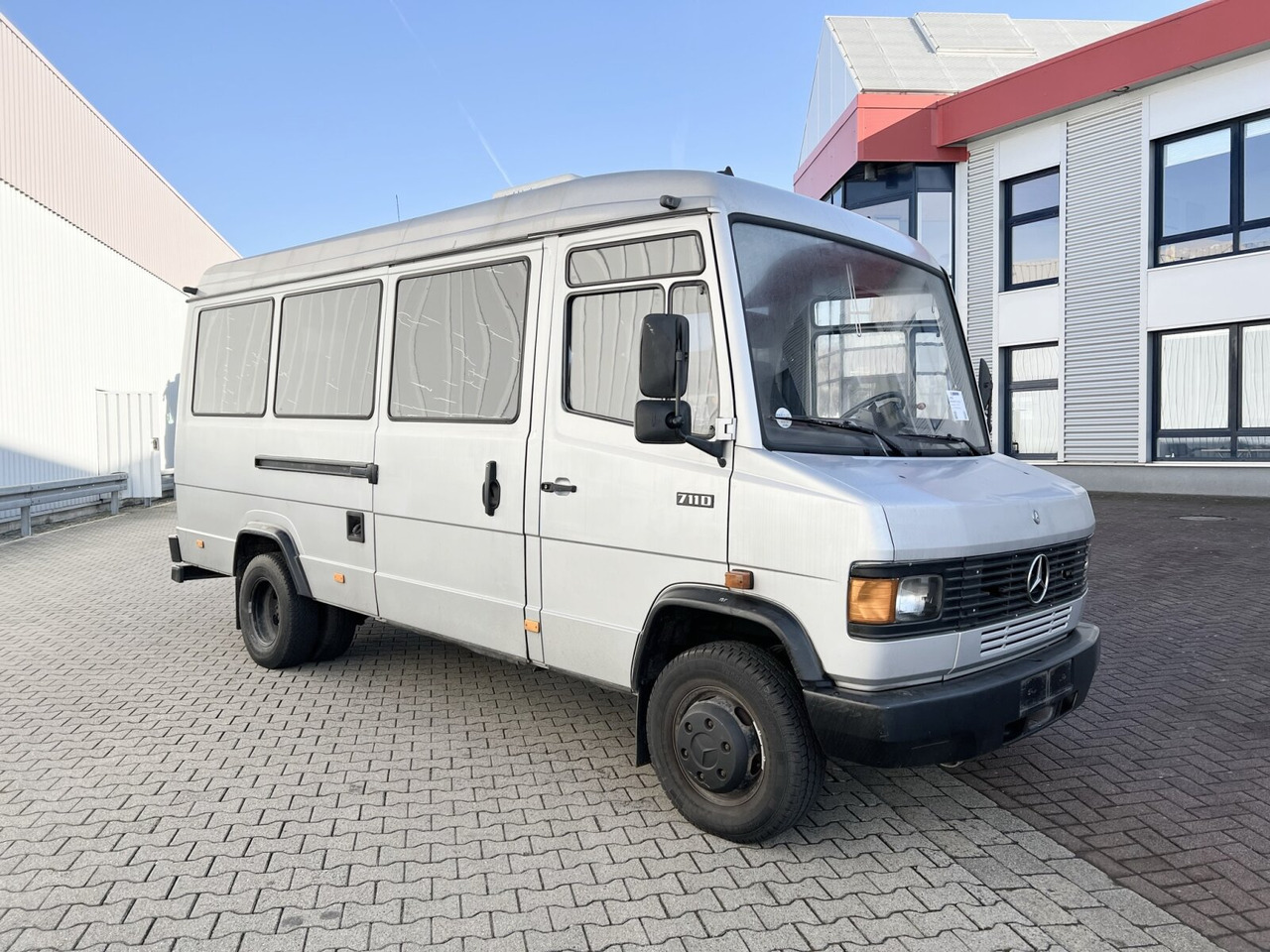 Minibussi, Pikkubussi Mercedes-Benz 711 D-KA 4x2 711 D-KA 4x2, Standklima, 11-Sitze, 2 x on stock: kuva Minibussi, Pikkubussi Mercedes-Benz 711 D-KA 4x2 711 D-KA 4x2, Standklima, 11-Sitze, 2 x on stock