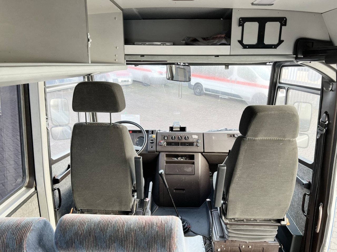 Minibussi, Pikkubussi Mercedes-Benz 711 D-KA 4x2 711 D-KA 4x2, Standklima, 11-Sitze, 2 x on stock: kuva Minibussi, Pikkubussi Mercedes-Benz 711 D-KA 4x2 711 D-KA 4x2, Standklima, 11-Sitze, 2 x on stock