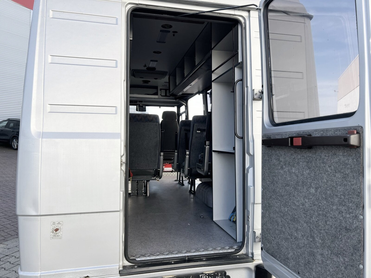 Minibussi, Pikkubussi Mercedes-Benz 711 D-KA 4x2 711 D-KA 4x2, Standklima, 11-Sitze, 2 x on stock: kuva Minibussi, Pikkubussi Mercedes-Benz 711 D-KA 4x2 711 D-KA 4x2, Standklima, 11-Sitze, 2 x on stock