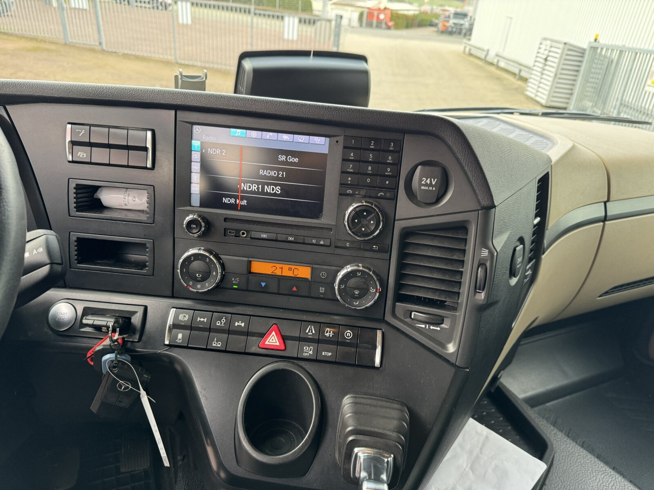 Mercedes-Benz Actros 2545 L 6x2 Actros 2545 L 6x2/46, Retarder, Lenk-/Liftachse, StreamSpace, Navi - Koukkulava kuorma-auto: kuva Mercedes-Benz Actros 2545 L 6x2 Actros 2545 L 6x2/46, Retarder, Lenk-/Liftachse, StreamSpace, Navi - Koukkulava kuorma-auto Mercedes-Benz Actros 2545 L 6x2 Actros 2545 L 6x2/46, Retarder, Lenk-/Liftachse, StreamSpace, Navi - Koukkulava kuorma-auto: kuva Mercedes-Benz Actros 2545 L 6x2 Actros 2545 L 6x2/46, Retarder, Lenk-/Liftachse, StreamSpace, Navi - Koukkulava kuorma-auto