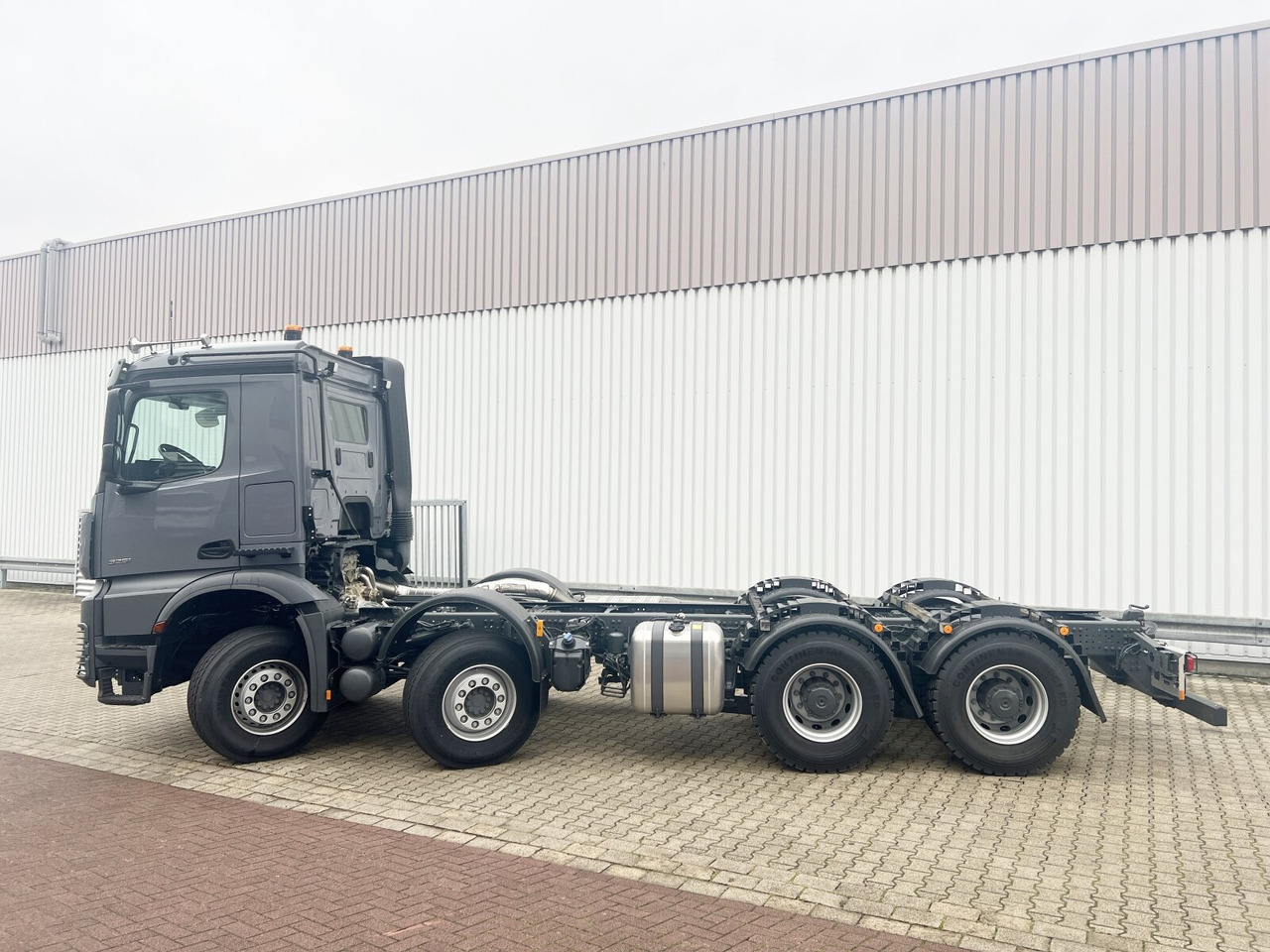 Uusi Koukkulava kuorma-auto Mercedes-Benz Arocs 3251 L 8x4/4 Arocs 3251 L 8x4/4, Motorabtrieb: kuva Uusi Koukkulava kuorma-auto Mercedes-Benz Arocs 3251 L 8x4/4 Arocs 3251 L 8x4/4, Motorabtrieb