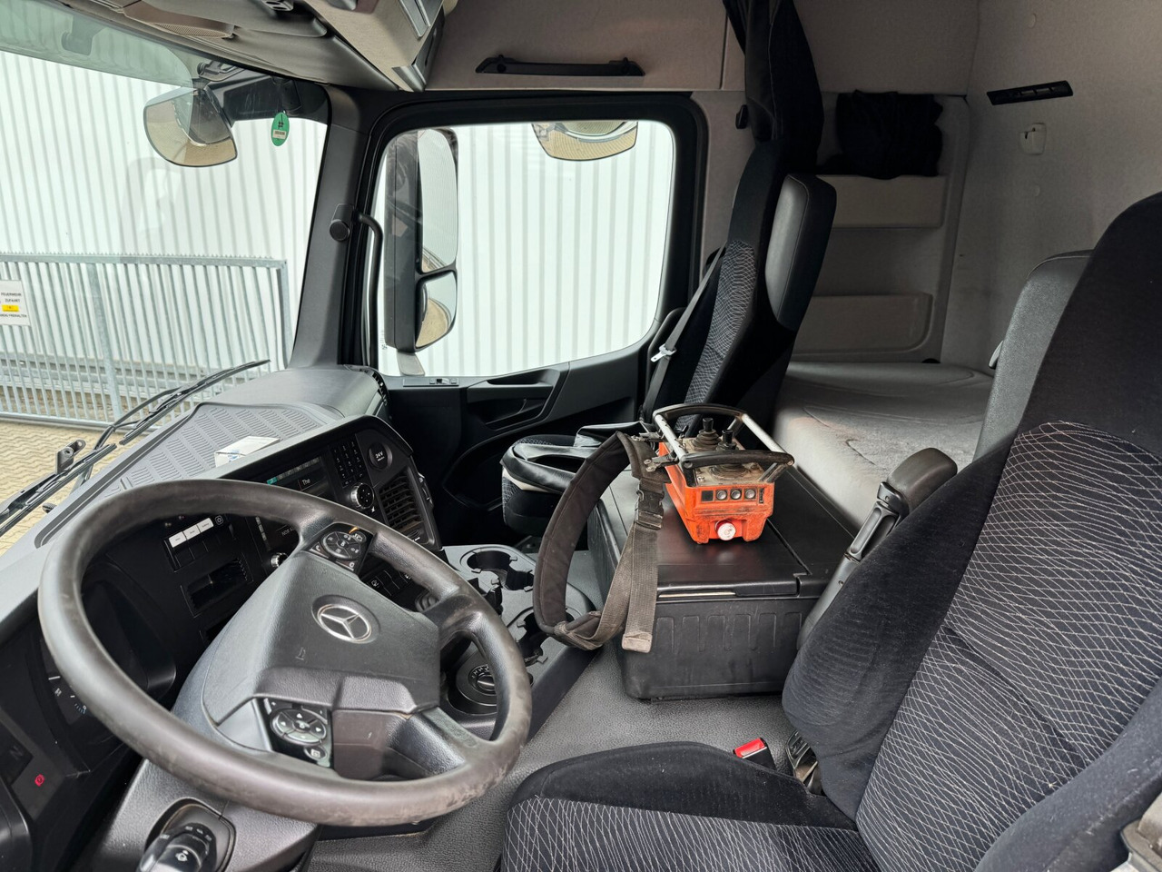 Interior photo 2: Leasing Mercedes-Benz Arocs 3351 AK 6x6 Arocs 3351 AK 6x6, Retarder, Navi, Grounder Mercedes-Benz Arocs 3351 AK 6x6 Arocs 3351 AK 6x6, Retarder, Navi, Grounder