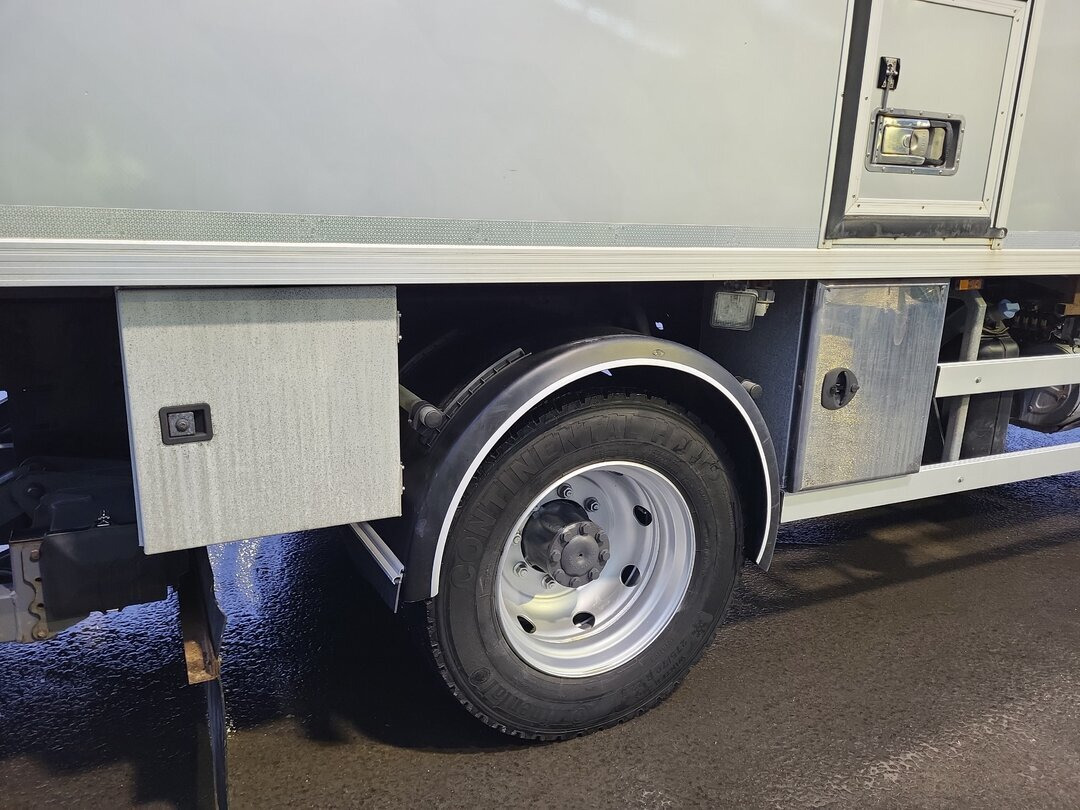 Mercedes-Benz Atego 1330 4x4 Atego 1330 4x4, Iso-Koffer mit Heizung und LBW - Umpikori kuorma-auto: kuva Mercedes-Benz Atego 1330 4x4 Atego 1330 4x4, Iso-Koffer mit Heizung und LBW - Umpikori kuorma-auto Mercedes-Benz Atego 1330 4x4 Atego 1330 4x4, Iso-Koffer mit Heizung und LBW - Umpikori kuorma-auto: kuva Mercedes-Benz Atego 1330 4x4 Atego 1330 4x4, Iso-Koffer mit Heizung und LBW - Umpikori kuorma-auto