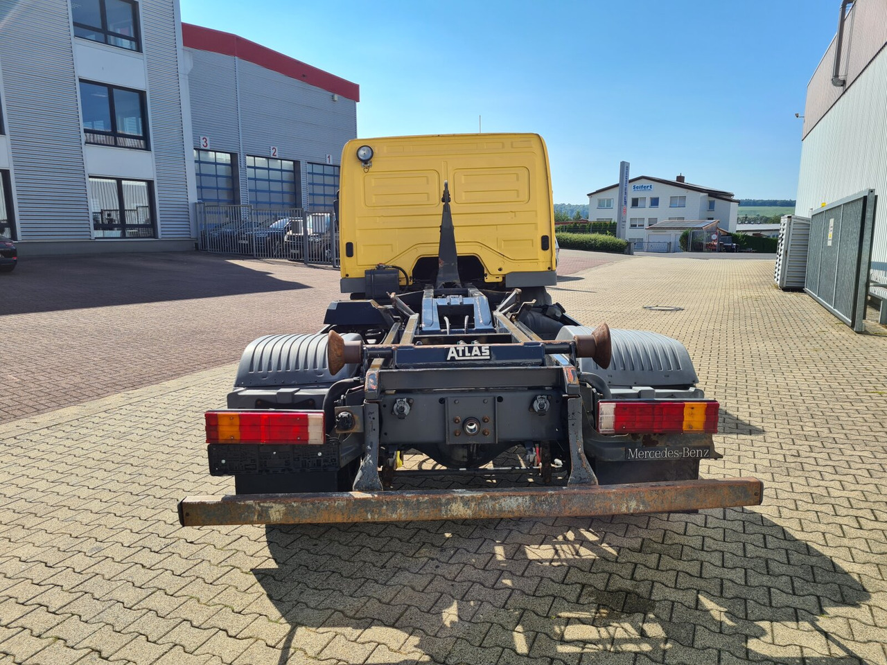 Koukkulava kuorma-auto Mercedes-Benz Atego 815 K 4x2 Atego 815 K 4x2: kuva Koukkulava kuorma-auto Mercedes-Benz Atego 815 K 4x2 Atego 815 K 4x2