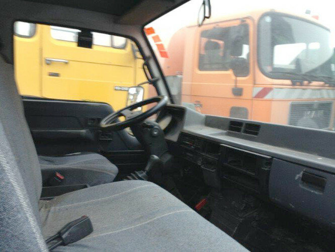 Interior photo 1: Nostovarsi-vaihtolavakuorma kuorma-auto Mitsubishi Canter 4x2 Canter 4x2, ERSATZTEILTRÄGER Interior photo 1: Nostovarsi-vaihtolavakuorma kuorma-auto Mitsubishi Canter 4x2 Canter 4x2, ERSATZTEILTRÄGER