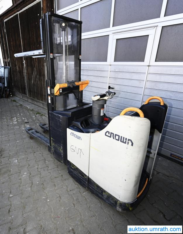Crown DT 3040 Doppelstock Hochhubwagen Elektro Mitfahr- Hubwagen Initialhub - Kerailytrukki: kuva Crown DT 3040 Doppelstock Hochhubwagen Elektro Mitfahr- Hubwagen Initialhub - Kerailytrukki Crown DT 3040 Doppelstock Hochhubwagen Elektro Mitfahr- Hubwagen Initialhub - Kerailytrukki: kuva Crown DT 3040 Doppelstock Hochhubwagen Elektro Mitfahr- Hubwagen Initialhub - Kerailytrukki