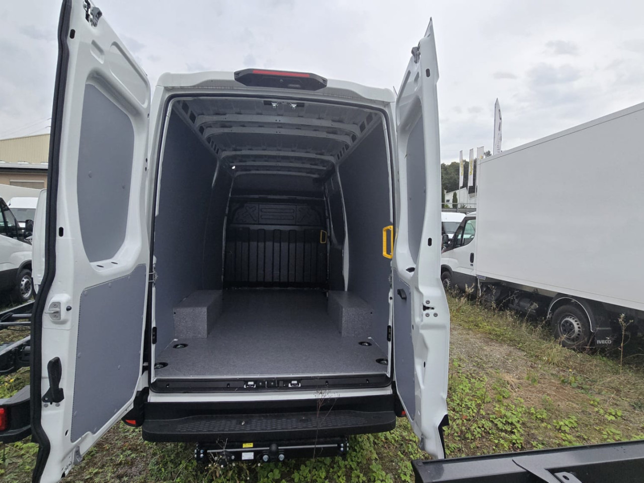 IVECO DAILY 35S14HA8 V -Tageseinlösung- - Pakettiauto: kuva IVECO DAILY 35S14HA8 V -Tageseinlösung- - Pakettiauto IVECO DAILY 35S14HA8 V -Tageseinlösung- - Pakettiauto: kuva IVECO DAILY 35S14HA8 V -Tageseinlösung- - Pakettiauto