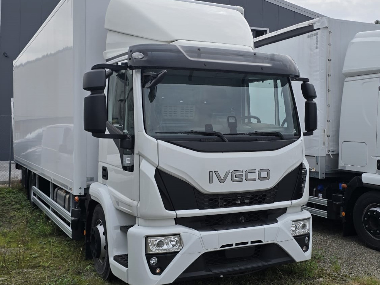 IVECO ML140E28/FP EuroCargo mit Junge Koffer und - Umpikori kuorma-auto: kuva IVECO ML140E28/FP EuroCargo mit Junge Koffer und - Umpikori kuorma-auto IVECO ML140E28/FP EuroCargo mit Junge Koffer und - Umpikori kuorma-auto: kuva IVECO ML140E28/FP EuroCargo mit Junge Koffer und - Umpikori kuorma-auto