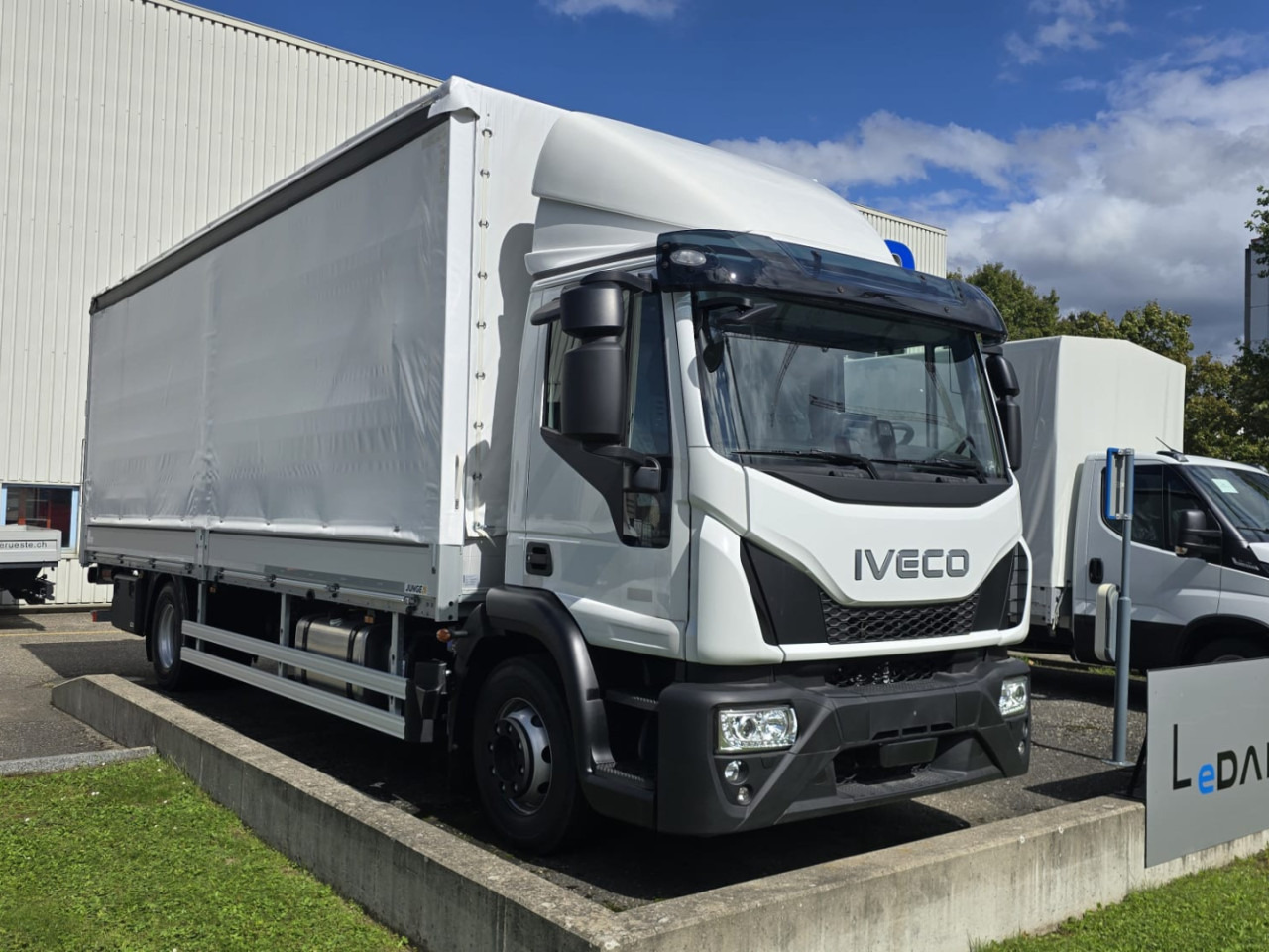 IVECO ML140E28/FP EuroCargo mit Pritsche Blache und LBW - Pressukapelli kuorma-auto: kuva IVECO ML140E28/FP EuroCargo mit Pritsche Blache und LBW - Pressukapelli kuorma-auto IVECO ML140E28/FP EuroCargo mit Pritsche Blache und LBW - Pressukapelli kuorma-auto: kuva IVECO ML140E28/FP EuroCargo mit Pritsche Blache und LBW - Pressukapelli kuorma-auto