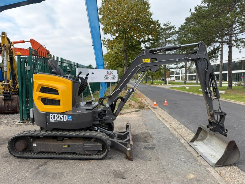 Volvo ECR25D 1159 UREN - SLOOP + SORTEERFUNCTIE - EXTRA HYDR. LEIDINGEN - HYDR SNELWISSEL - CE - BE MACHINE - Minikuormaaja: kuva Volvo ECR25D 1159 UREN - SLOOP + SORTEERFUNCTIE - EXTRA HYDR. LEIDINGEN - HYDR SNELWISSEL - CE - BE MACHINE - Minikuormaaja Volvo ECR25D 1159 UREN - SLOOP + SORTEERFUNCTIE - EXTRA HYDR. LEIDINGEN - HYDR SNELWISSEL - CE - BE MACHINE - Minikuormaaja: kuva Volvo ECR25D 1159 UREN - SLOOP + SORTEERFUNCTIE - EXTRA HYDR. LEIDINGEN - HYDR SNELWISSEL - CE - BE MACHINE - Minikuormaaja