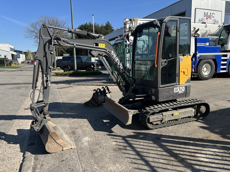 Volvo ECR25D 3 BAKKEN - 635 UREN - SLOOP + SORTEERFUNCTIE - EXTRA HYDR. LEIDINGEN - Minikuormaaja: kuva Volvo ECR25D 3 BAKKEN - 635 UREN - SLOOP + SORTEERFUNCTIE - EXTRA HYDR. LEIDINGEN - Minikuormaaja Volvo ECR25D 3 BAKKEN - 635 UREN - SLOOP + SORTEERFUNCTIE - EXTRA HYDR. LEIDINGEN - Minikuormaaja: kuva Volvo ECR25D 3 BAKKEN - 635 UREN - SLOOP + SORTEERFUNCTIE - EXTRA HYDR. LEIDINGEN - Minikuormaaja