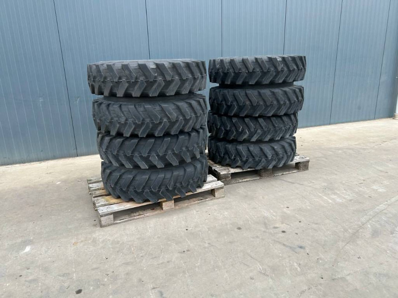 Bridgestone 1000 x 20 Set / 10.00 x 20: 4x2 Tyres - Renkaat ja vanteet - Rakennuskoneet: kuva Bridgestone 1000 x 20 Set / 10.00 x 20: 4x2 Tyres - Renkaat ja vanteet - Rakennuskoneet Bridgestone 1000 x 20 Set / 10.00 x 20: 4x2 Tyres - Renkaat ja vanteet - Rakennuskoneet: kuva Bridgestone 1000 x 20 Set / 10.00 x 20: 4x2 Tyres - Renkaat ja vanteet - Rakennuskoneet