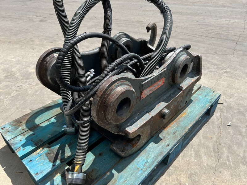 OilQuick OQ70/55 - 323E - Pikaliitin - Rakennuskoneet: kuva OilQuick OQ70/55 - 323E - Pikaliitin - Rakennuskoneet OilQuick OQ70/55 - 323E - Pikaliitin - Rakennuskoneet: kuva OilQuick OQ70/55 - 323E - Pikaliitin - Rakennuskoneet