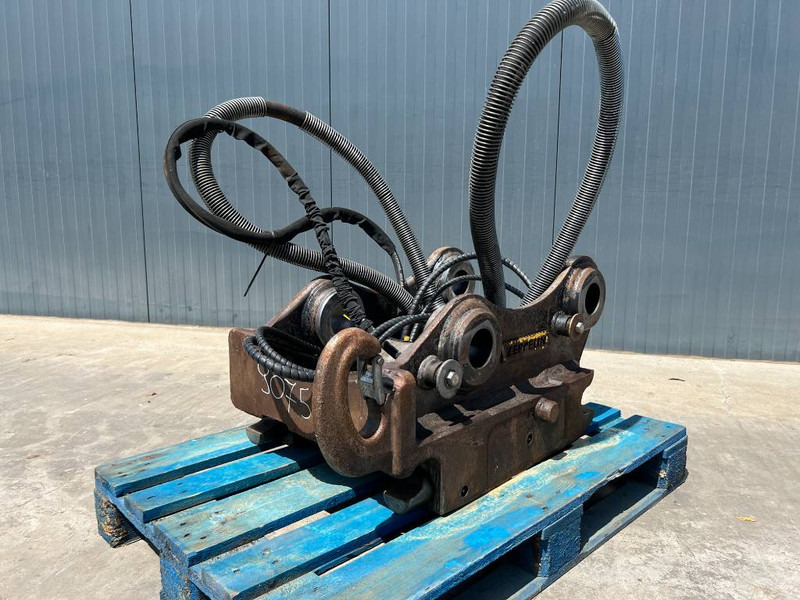 OilQuick OQ70/55 - 323E - Pikaliitin - Rakennuskoneet: kuva OilQuick OQ70/55 - 323E - Pikaliitin - Rakennuskoneet OilQuick OQ70/55 - 323E - Pikaliitin - Rakennuskoneet: kuva OilQuick OQ70/55 - 323E - Pikaliitin - Rakennuskoneet