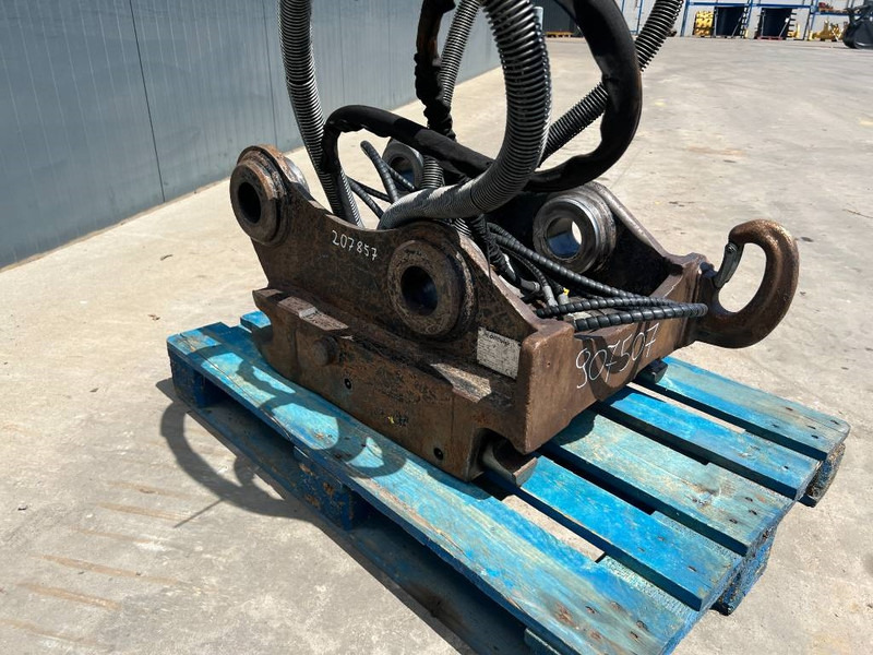 OilQuick OQ70/55 - 323E - Pikaliitin - Rakennuskoneet: kuva OilQuick OQ70/55 - 323E - Pikaliitin - Rakennuskoneet OilQuick OQ70/55 - 323E - Pikaliitin - Rakennuskoneet: kuva OilQuick OQ70/55 - 323E - Pikaliitin - Rakennuskoneet