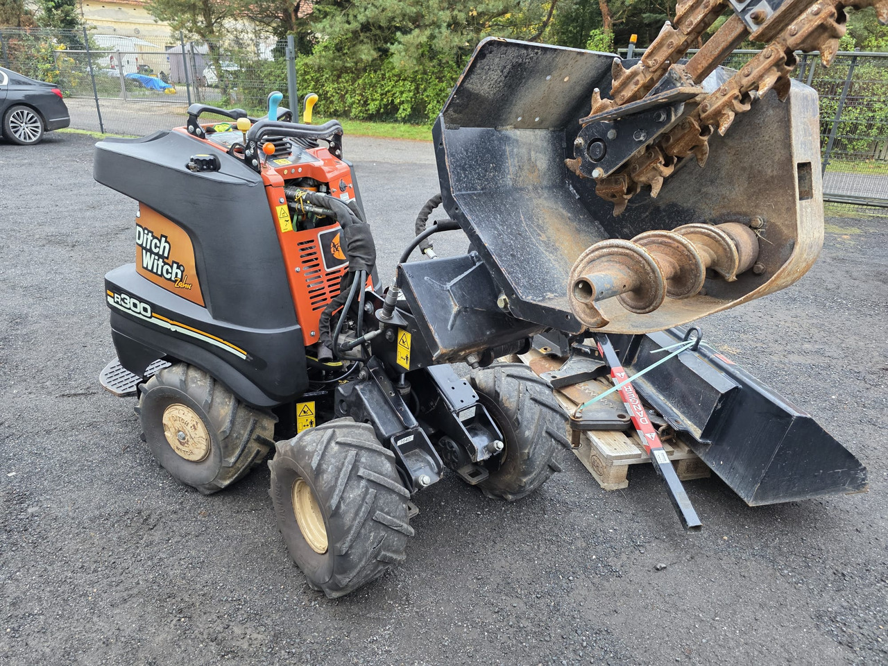 Ditch Witch R300 - Minikuormaaja: kuva Ditch Witch R300 - Minikuormaaja Ditch Witch R300 - Minikuormaaja: kuva Ditch Witch R300 - Minikuormaaja