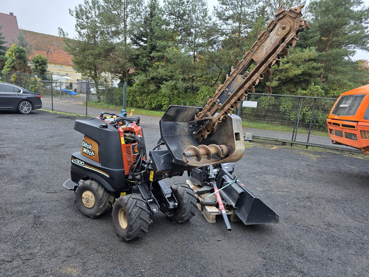 Ditch Witch R300 - Minikuormaaja: kuva Ditch Witch R300 - Minikuormaaja Ditch Witch R300 - Minikuormaaja: kuva Ditch Witch R300 - Minikuormaaja