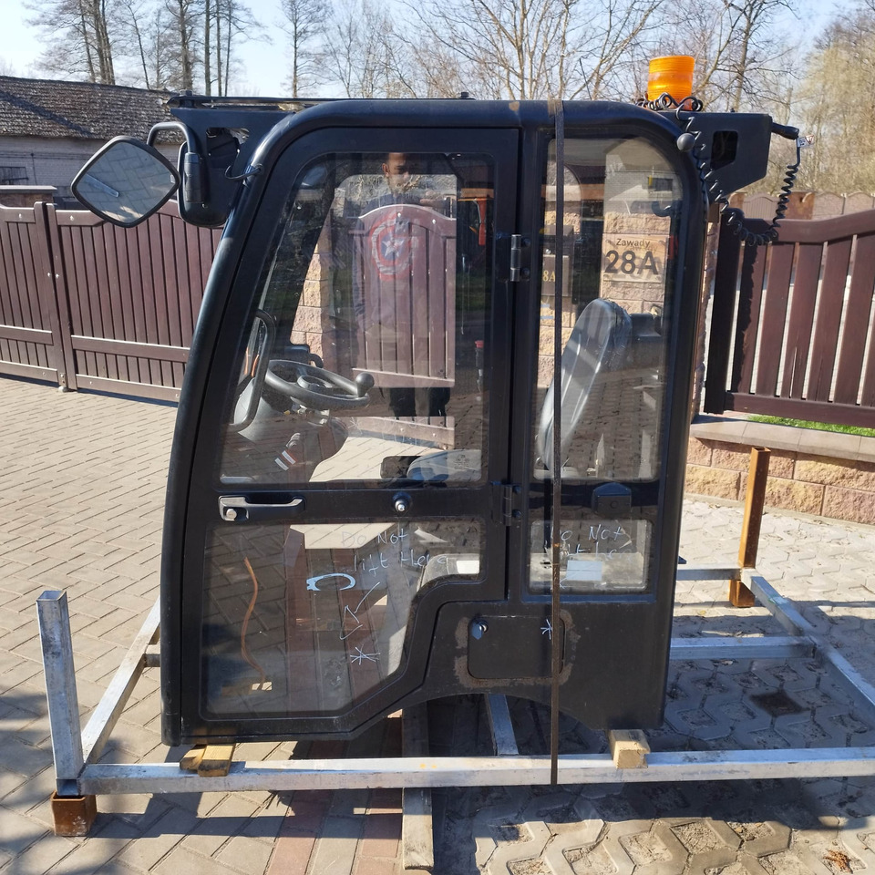 JCB 403 - Ohjaamo - Kuormaaja: kuva JCB 403 - Ohjaamo - Kuormaaja JCB 403 - Ohjaamo - Kuormaaja: kuva JCB 403 - Ohjaamo - Kuormaaja
