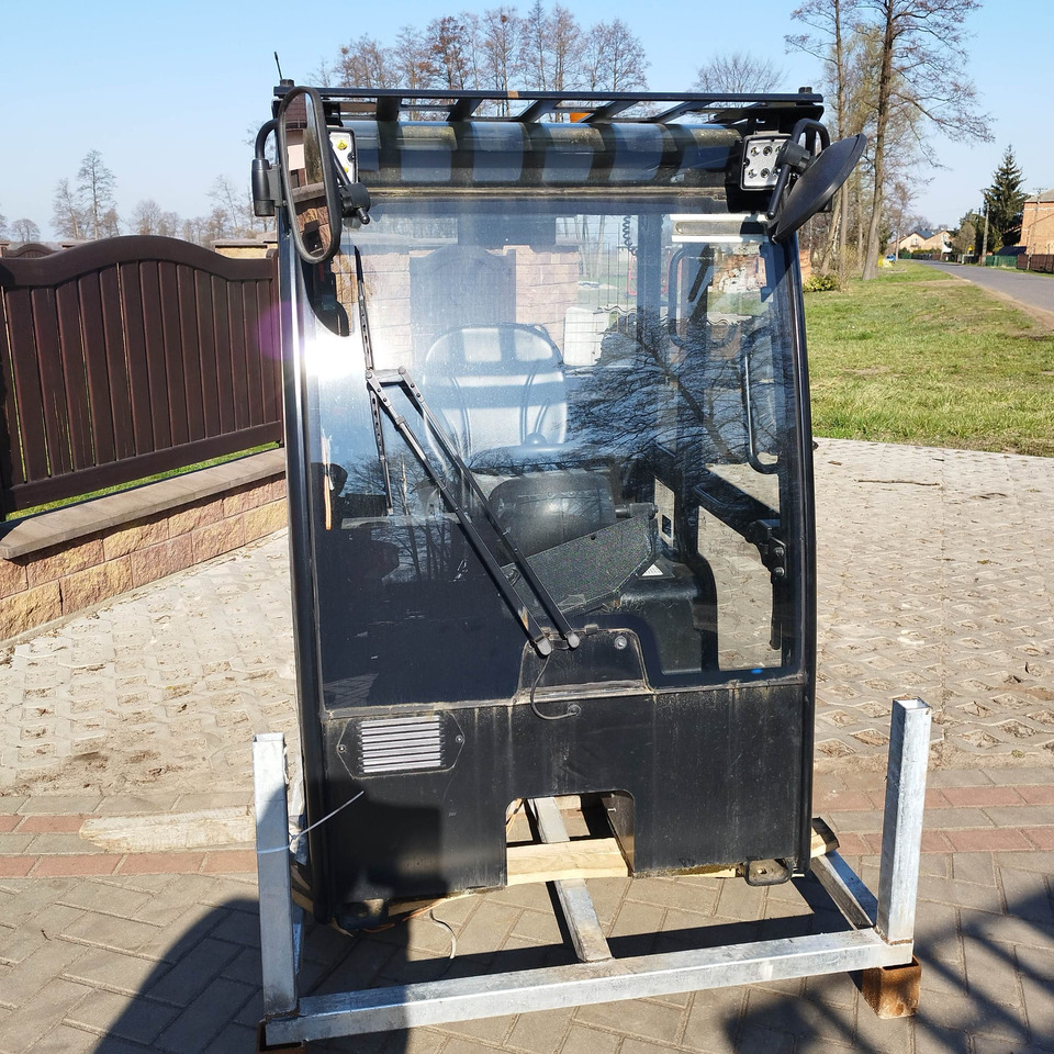JCB 403 - Ohjaamo - Kuormaaja: kuva JCB 403 - Ohjaamo - Kuormaaja JCB 403 - Ohjaamo - Kuormaaja: kuva JCB 403 - Ohjaamo - Kuormaaja