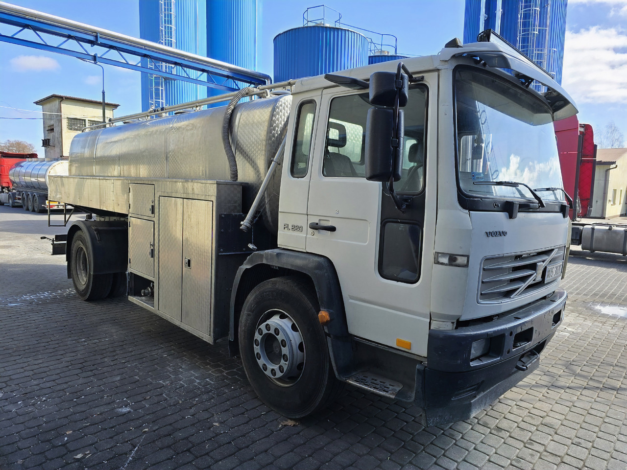VOLVO FL 220 - Säiliöauto: kuva VOLVO FL 220 - Säiliöauto VOLVO FL 220 - Säiliöauto: kuva VOLVO FL 220 - Säiliöauto