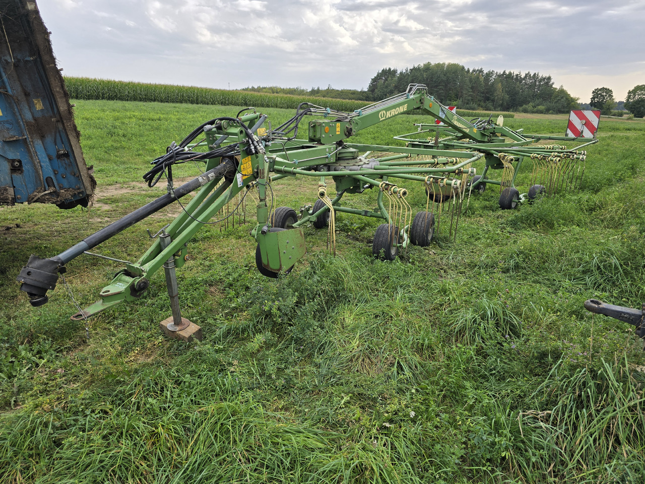 Krone Swadro 710/26T - Pöyhin: kuva krone Swadro 710/26T - Pöyhin Krone Swadro 710/26T - Pöyhin: kuva krone Swadro 710/26T - Pöyhin