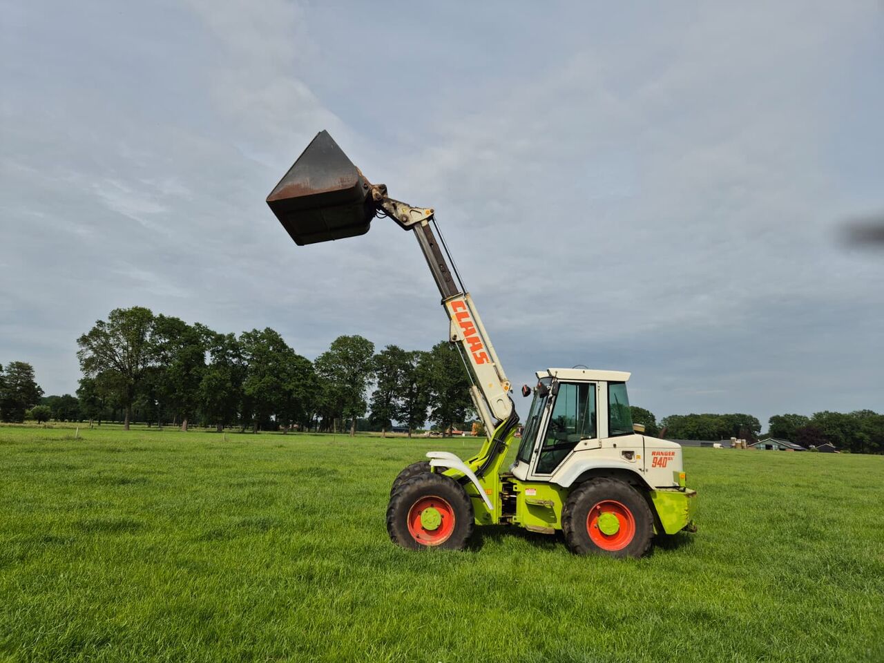 Claas Ranger 940 RX - Pyöräkuormaaja: kuva Claas Ranger 940 RX - Pyöräkuormaaja Claas Ranger 940 RX - Pyöräkuormaaja: kuva Claas Ranger 940 RX - Pyöräkuormaaja