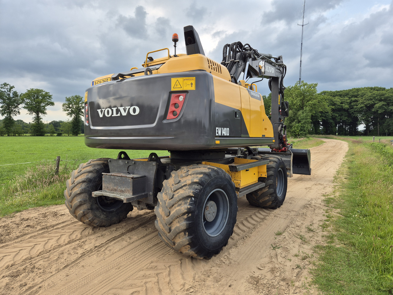 VOLVO EW 140 D - Pyöräalustainen kaivinkone: kuva VOLVO EW 140 D - Pyöräalustainen kaivinkone VOLVO EW 140 D - Pyöräalustainen kaivinkone: kuva VOLVO EW 140 D - Pyöräalustainen kaivinkone