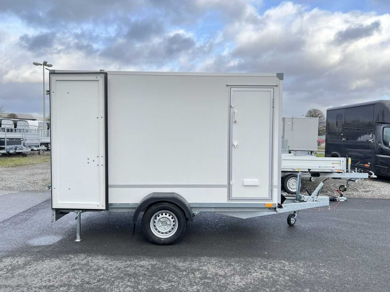 BLYSS F1330HD Seitentür Kofferanhänger - Umpikori perävaunu: kuva BLYSS F1330HD Seitentür Kofferanhänger - Umpikori perävaunu BLYSS F1330HD Seitentür Kofferanhänger - Umpikori perävaunu: kuva BLYSS F1330HD Seitentür Kofferanhänger - Umpikori perävaunu