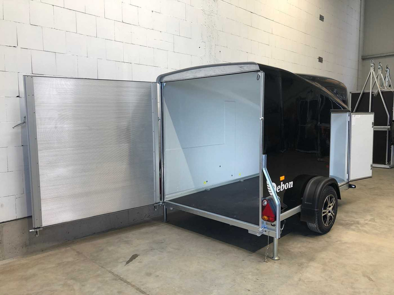 CHEVAL LIBERTE DEBON Cargo 1300.02+Tür Alu-Felgen Kofferanhänger - Umpikori perävaunu: kuva CHEVAL LIBERTE DEBON Cargo 1300.02+Tür Alu-Felgen Kofferanhänger - Umpikori perävaunu CHEVAL LIBERTE DEBON Cargo 1300.02+Tür Alu-Felgen Kofferanhänger - Umpikori perävaunu: kuva CHEVAL LIBERTE DEBON Cargo 1300.02+Tür Alu-Felgen Kofferanhänger - Umpikori perävaunu
