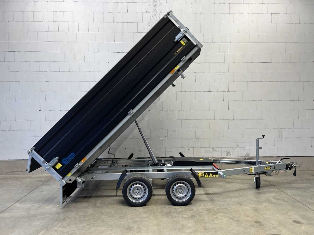 CHEVAL LIBERTE DEBON PW3.3E Black BWEH Dreiseitenkipper - Kippiauto perävaunu: kuva CHEVAL LIBERTE DEBON PW3.3E Black BWEH Dreiseitenkipper - Kippiauto perävaunu CHEVAL LIBERTE DEBON PW3.3E Black BWEH Dreiseitenkipper - Kippiauto perävaunu: kuva CHEVAL LIBERTE DEBON PW3.3E Black BWEH Dreiseitenkipper - Kippiauto perävaunu