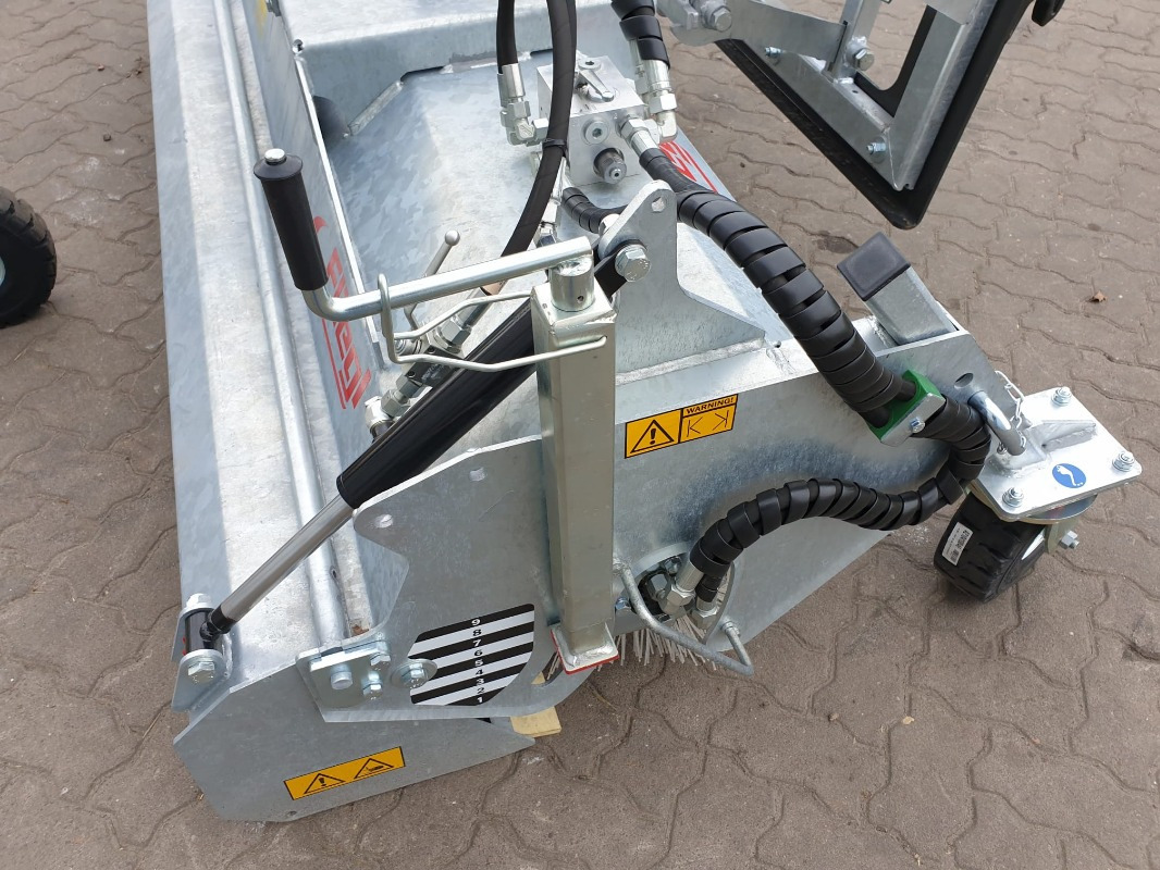 Fliegl KEHRMASCHINE TYP 600 - Niittokone: kuva Fliegl KEHRMASCHINE TYP 600 - Niittokone Fliegl KEHRMASCHINE TYP 600 - Niittokone: kuva Fliegl KEHRMASCHINE TYP 600 - Niittokone