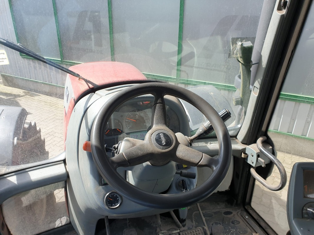 Valtra T151 - Traktori: kuva Valtra T151 - Traktori Valtra T151 - Traktori: kuva Valtra T151 - Traktori
