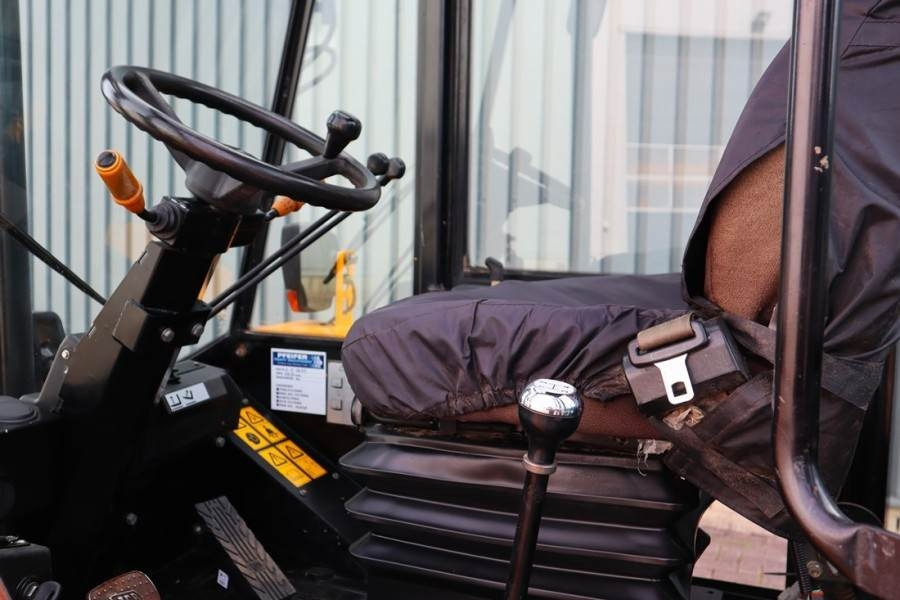 JCB 926 Diesel, 4x4 Drive, Triplex mast, 5500mm Liftin - Maastotrukki: kuva JCB 926 Diesel, 4x4 Drive, Triplex mast, 5500mm Liftin - Maastotrukki JCB 926 Diesel, 4x4 Drive, Triplex mast, 5500mm Liftin - Maastotrukki: kuva JCB 926 Diesel, 4x4 Drive, Triplex mast, 5500mm Liftin - Maastotrukki