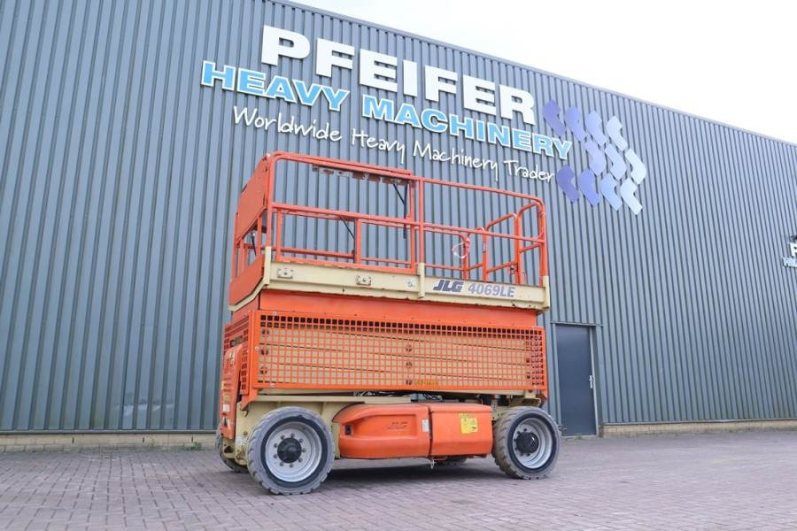JLG M4069 Hybrid, 14.2m Working Height, 360kg Capacity - Saksilava: kuva JLG M4069 Hybrid, 14.2m Working Height, 360kg Capacity - Saksilava JLG M4069 Hybrid, 14.2m Working Height, 360kg Capacity - Saksilava: kuva JLG M4069 Hybrid, 14.2m Working Height, 360kg Capacity - Saksilava