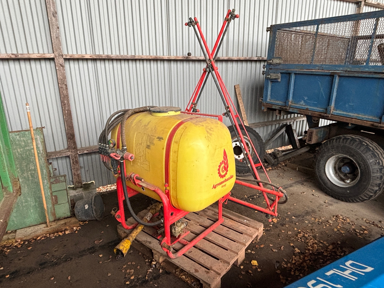 Agromehanika AGS 440 - Nostolaitekiinnitteinen kasvinsuojeluruisku: kuva Agromehanika AGS 440 - Nostolaitekiinnitteinen kasvinsuojeluruisku Agromehanika AGS 440 - Nostolaitekiinnitteinen kasvinsuojeluruisku: kuva Agromehanika AGS 440 - Nostolaitekiinnitteinen kasvinsuojeluruisku