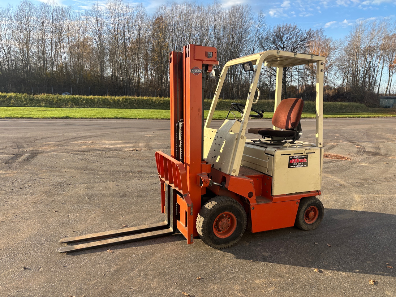 Nissan E801 - Materiaalinkäsittely: kuva Nissan E801 - Materiaalinkäsittely Nissan E801 - Materiaalinkäsittely: kuva Nissan E801 - Materiaalinkäsittely