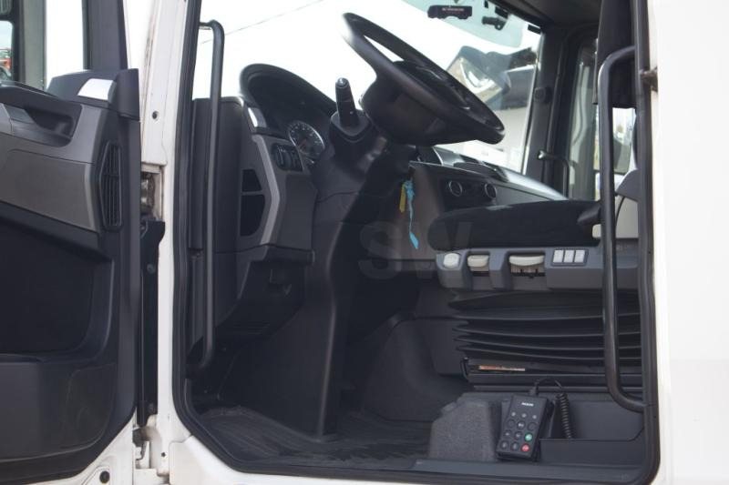 Interior photo 1: Vetopöytäauto MAN TGX 18.480 XLX BLS+INTARDER+E5