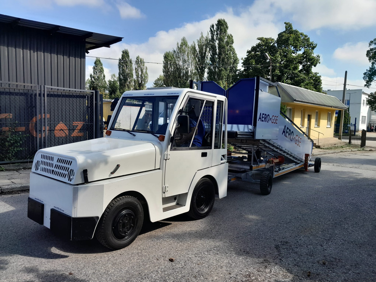 AERO-GSE stairs Towable stairs with the pedestrian movement ( 2,4-3,8m) - Matkustajaportaat: kuva AERO-GSE stairs Towable stairs with the pedestrian movement ( 2,4-3,8m) - Matkustajaportaat AERO-GSE stairs Towable stairs with the pedestrian movement ( 2,4-3,8m) - Matkustajaportaat: kuva AERO-GSE stairs Towable stairs with the pedestrian movement ( 2,4-3,8m) - Matkustajaportaat