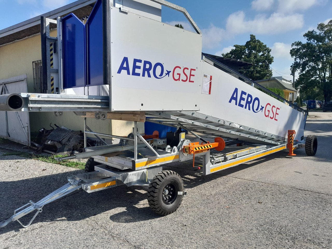 AERO-GSE stairs Towable stairs with the pedestrian movement ( 2,4-3,8m) - Matkustajaportaat: kuva AERO-GSE stairs Towable stairs with the pedestrian movement ( 2,4-3,8m) - Matkustajaportaat AERO-GSE stairs Towable stairs with the pedestrian movement ( 2,4-3,8m) - Matkustajaportaat: kuva AERO-GSE stairs Towable stairs with the pedestrian movement ( 2,4-3,8m) - Matkustajaportaat