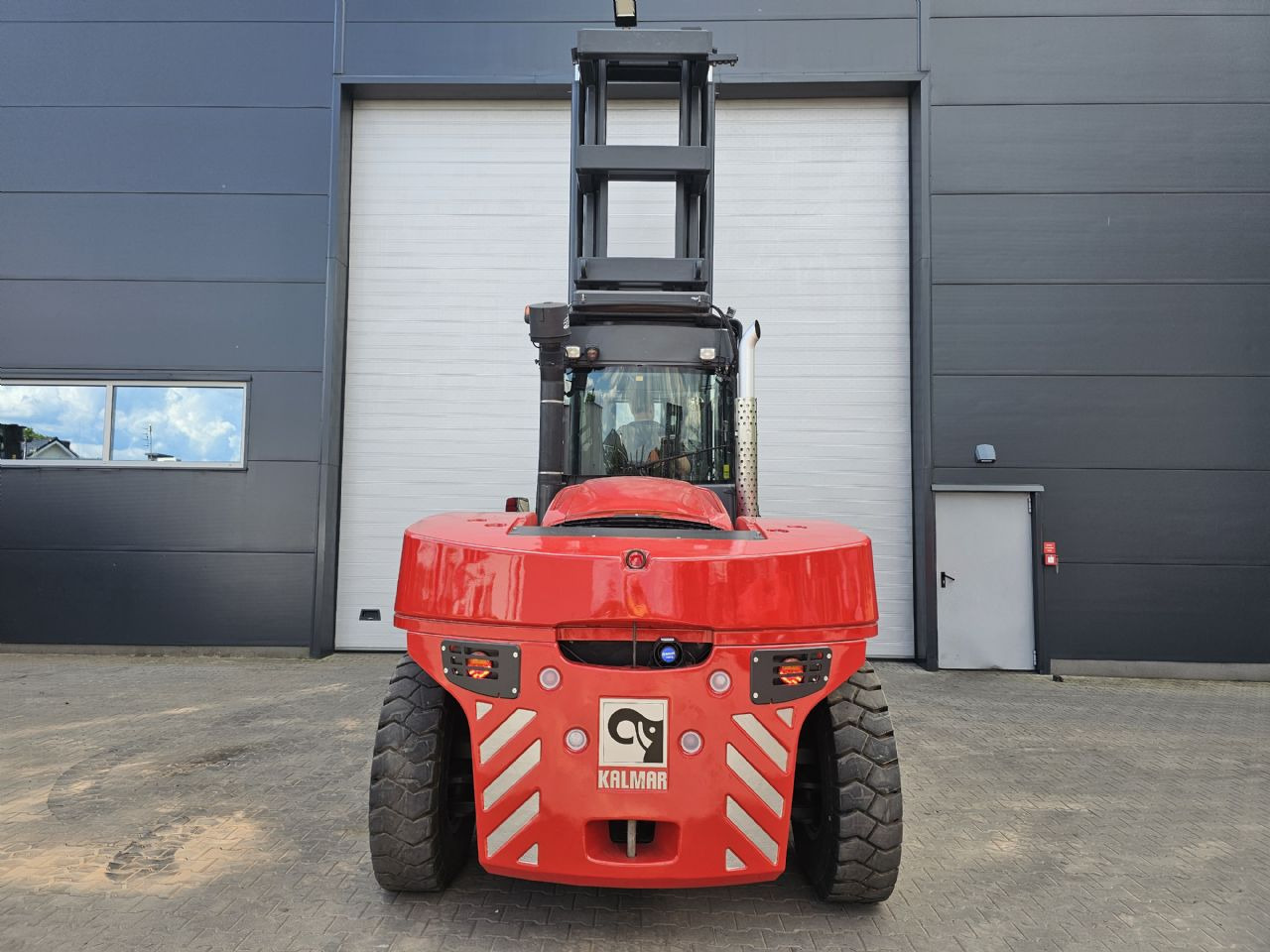 Kalmar DCG150-12 - DREHSITZ - Dieseltrukki: kuva Kalmar DCG150-12 - DREHSITZ - Dieseltrukki Kalmar DCG150-12 - DREHSITZ - Dieseltrukki: kuva Kalmar DCG150-12 - DREHSITZ - Dieseltrukki