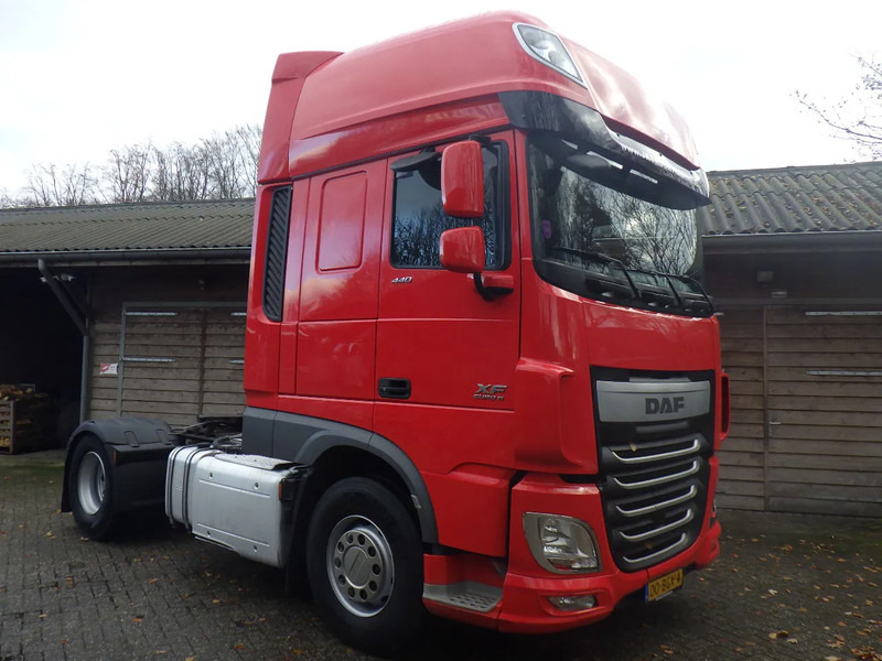DAF XF 106.440 Super Space Cab/ Smart Tacho 2 / 8 Tons Vooras / Kiphydrauliek - Vetopöytäauto: kuva DAF XF 106.440 Super Space Cab/ Smart Tacho 2 / 8 Tons Vooras / Kiphydrauliek - Vetopöytäauto DAF XF 106.440 Super Space Cab/ Smart Tacho 2 / 8 Tons Vooras / Kiphydrauliek - Vetopöytäauto: kuva DAF XF 106.440 Super Space Cab/ Smart Tacho 2 / 8 Tons Vooras / Kiphydrauliek - Vetopöytäauto