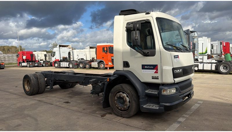DAF LF 55.220 (MANUAL GEARBOX / BOITE MANUELLE) - Kuorma-auto alusta: kuva DAF LF 55.220 (MANUAL GEARBOX / BOITE MANUELLE) - Kuorma-auto alusta DAF LF 55.220 (MANUAL GEARBOX / BOITE MANUELLE) - Kuorma-auto alusta: kuva DAF LF 55.220 (MANUAL GEARBOX / BOITE MANUELLE) - Kuorma-auto alusta