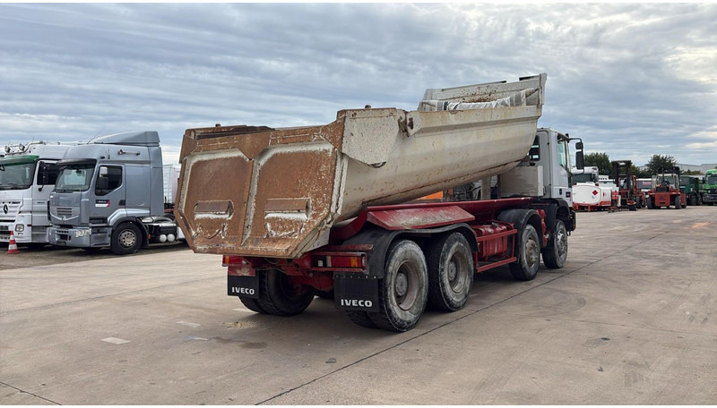 Iveco EUROTRAKKER 320 E 35 (GRAND PONT / LAMES / POMPE MANUELLE / 8X4 / CURSOR 8) - Kippiauto kuorma-auto: kuva Iveco EUROTRAKKER 320 E 35 (GRAND PONT / LAMES / POMPE MANUELLE / 8X4 / CURSOR 8) - Kippiauto kuorma-auto Iveco EUROTRAKKER 320 E 35 (GRAND PONT / LAMES / POMPE MANUELLE / 8X4 / CURSOR 8) - Kippiauto kuorma-auto: kuva Iveco EUROTRAKKER 320 E 35 (GRAND PONT / LAMES / POMPE MANUELLE / 8X4 / CURSOR 8) - Kippiauto kuorma-auto