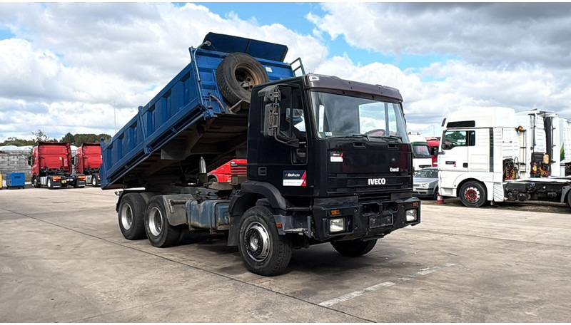 Iveco Eurotrakker 260 E 34 (POMPE MANUELLE / MANUAL PUMP / MANUAL GEARBOX / BOITE MANUELLE / LAMES) - Kippiauto kuorma-auto: kuva Iveco Eurotrakker 260 E 34 (POMPE MANUELLE / MANUAL PUMP / MANUAL GEARBOX / BOITE MANUELLE / LAMES) - Kippiauto kuorma-auto Iveco Eurotrakker 260 E 34 (POMPE MANUELLE / MANUAL PUMP / MANUAL GEARBOX / BOITE MANUELLE / LAMES) - Kippiauto kuorma-auto: kuva Iveco Eurotrakker 260 E 34 (POMPE MANUELLE / MANUAL PUMP / MANUAL GEARBOX / BOITE MANUELLE / LAMES) - Kippiauto kuorma-auto