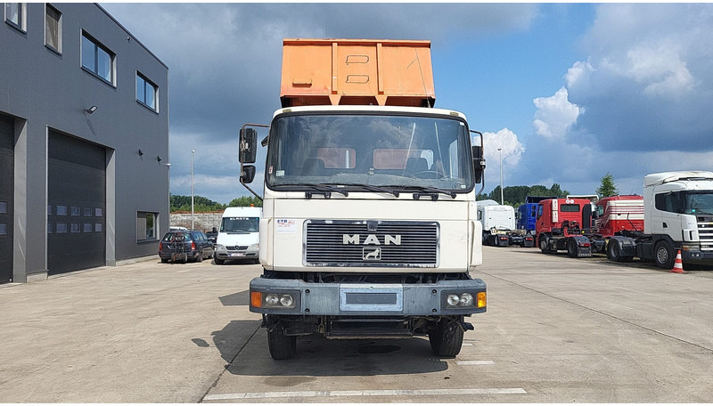 MAN 32.372 (BIG AXLE / STEEL SUSPENSION / MANUAL PUMP / 6 CYLINDER) - Kippiauto kuorma-auto: kuva MAN 32.372 (BIG AXLE / STEEL SUSPENSION / MANUAL PUMP / 6 CYLINDER) - Kippiauto kuorma-auto MAN 32.372 (BIG AXLE / STEEL SUSPENSION / MANUAL PUMP / 6 CYLINDER) - Kippiauto kuorma-auto: kuva MAN 32.372 (BIG AXLE / STEEL SUSPENSION / MANUAL PUMP / 6 CYLINDER) - Kippiauto kuorma-auto