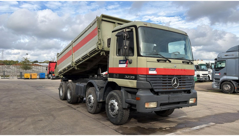 Mercedes-Benz Actros 3235 (EPS / LAMES / GRAND PONT / STEEL SUSP. / 3 PEDALES / MP1) - Kippiauto kuorma-auto: kuva Mercedes-Benz Actros 3235 (EPS / LAMES / GRAND PONT / STEEL SUSP. / 3 PEDALES / MP1) - Kippiauto kuorma-auto Mercedes-Benz Actros 3235 (EPS / LAMES / GRAND PONT / STEEL SUSP. / 3 PEDALES / MP1) - Kippiauto kuorma-auto: kuva Mercedes-Benz Actros 3235 (EPS / LAMES / GRAND PONT / STEEL SUSP. / 3 PEDALES / MP1) - Kippiauto kuorma-auto