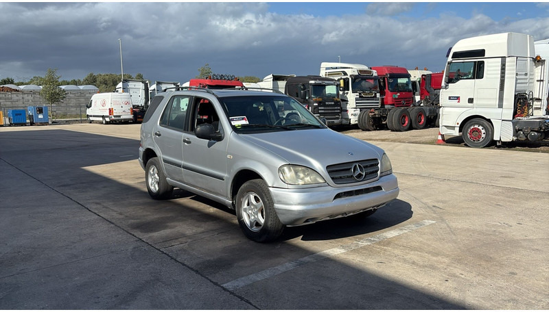 Mercedes-Benz M-Klasse ML 270 CDI - Maasturi/ Katumaasturi: kuva Mercedes-Benz M-Klasse ML 270 CDI - Maasturi/ Katumaasturi Mercedes-Benz M-Klasse ML 270 CDI - Maasturi/ Katumaasturi: kuva Mercedes-Benz M-Klasse ML 270 CDI - Maasturi/ Katumaasturi
