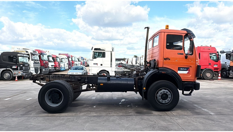 Mercedes-Benz SK 1622 (4X4 / LAMES / GRAND PONT / V6 / BIG AXLE / POMPE MANUELLE) - Kuorma-auto alusta: kuva Mercedes-Benz SK 1622 (4X4 / LAMES / GRAND PONT / V6 / BIG AXLE / POMPE MANUELLE) - Kuorma-auto alusta Mercedes-Benz SK 1622 (4X4 / LAMES / GRAND PONT / V6 / BIG AXLE / POMPE MANUELLE) - Kuorma-auto alusta: kuva Mercedes-Benz SK 1622 (4X4 / LAMES / GRAND PONT / V6 / BIG AXLE / POMPE MANUELLE) - Kuorma-auto alusta