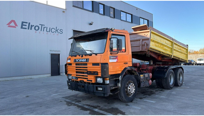 Scania 92 M (MANUAL PUMP / 6X4 / STEEL SUSP. / LAMES / POMPE MANUELLE) - Kippiauto kuorma-auto: kuva Scania 92 M (MANUAL PUMP / 6X4 / STEEL SUSP. / LAMES / POMPE MANUELLE) - Kippiauto kuorma-auto Scania 92 M (MANUAL PUMP / 6X4 / STEEL SUSP. / LAMES / POMPE MANUELLE) - Kippiauto kuorma-auto: kuva Scania 92 M (MANUAL PUMP / 6X4 / STEEL SUSP. / LAMES / POMPE MANUELLE) - Kippiauto kuorma-auto