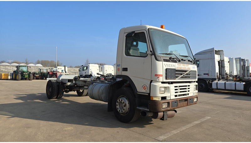 Volvo FM 7 - 290 (60.000 KM ORIGINAL !!! / POMPE MANUELLE / LAMES / GRAND PONT / EX AEROPORT) - Kuorma-auto alusta: kuva Volvo FM 7 - 290 (60.000 KM ORIGINAL !!! / POMPE MANUELLE / LAMES / GRAND PONT / EX AEROPORT) - Kuorma-auto alusta Volvo FM 7 - 290 (60.000 KM ORIGINAL !!! / POMPE MANUELLE / LAMES / GRAND PONT / EX AEROPORT) - Kuorma-auto alusta: kuva Volvo FM 7 - 290 (60.000 KM ORIGINAL !!! / POMPE MANUELLE / LAMES / GRAND PONT / EX AEROPORT) - Kuorma-auto alusta